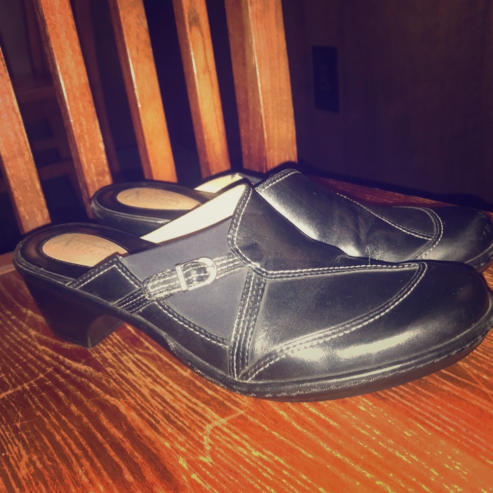 Women’s Clark mules. 8 narrow black